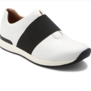NWT Vionic Sneakers with Black Elastic Strap Sz 6